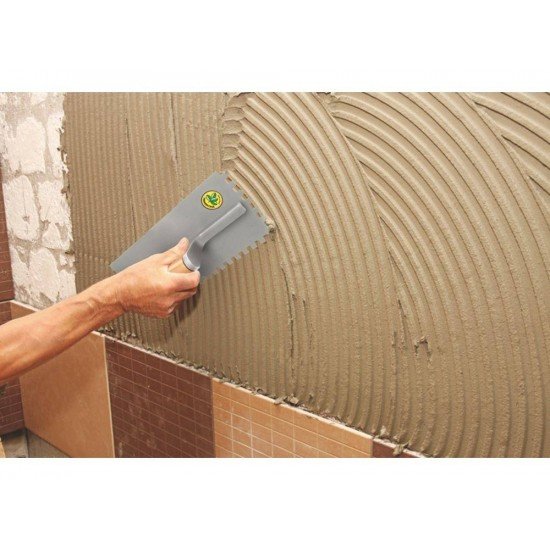 DESEMPENADEIRA METALICA COM DENTES E CABO DE MADEIRA COM HASTE DE ALUMINIO TRAMONTINA