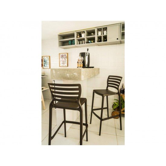 CADEIRA PLASTICA MONOBLOCO SOFIA MARROM ENCOSTO VAZADO HORIZONTAL ALTA BAR TRAMONTINA